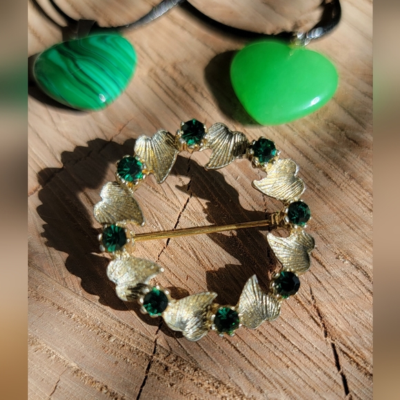 Source Unknown Jewelry - VTG* 1 vintage heart/green jeweled brooch.This comes with 2 green💚hearts.